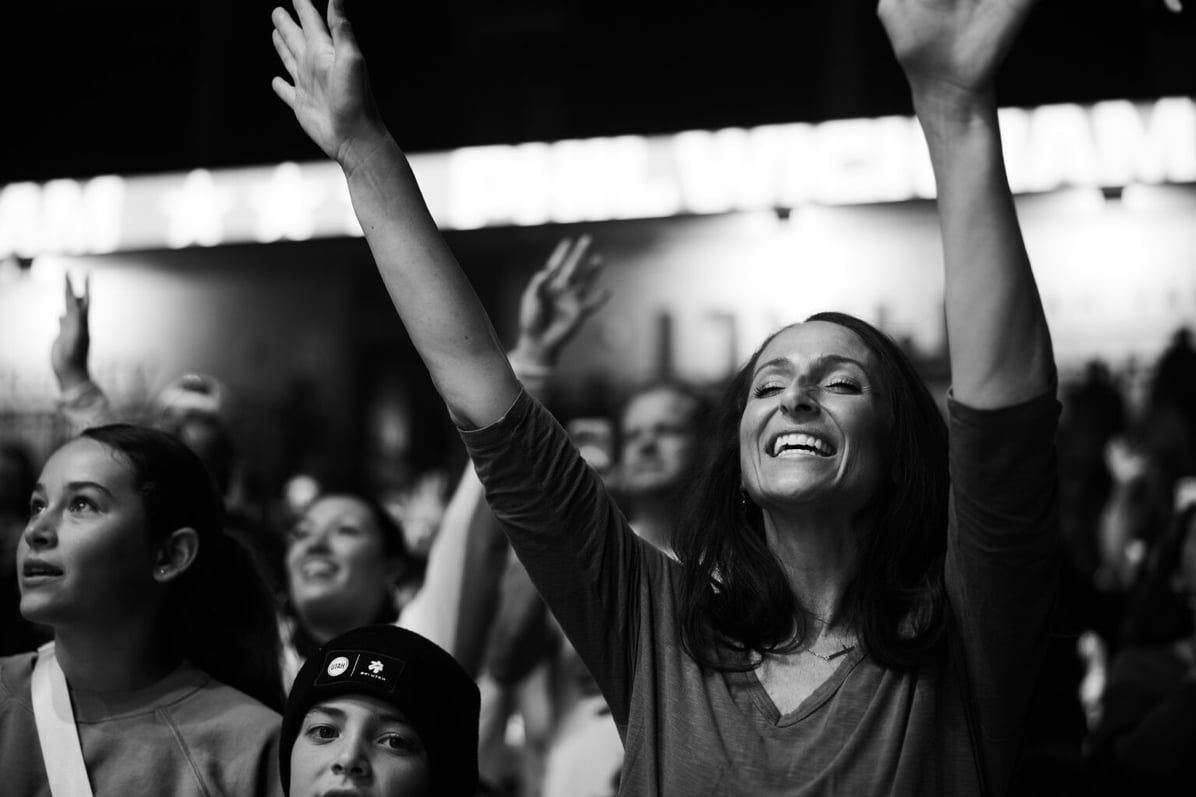 A beautiful moment of worship at the Harvest Crusade: Hope for America